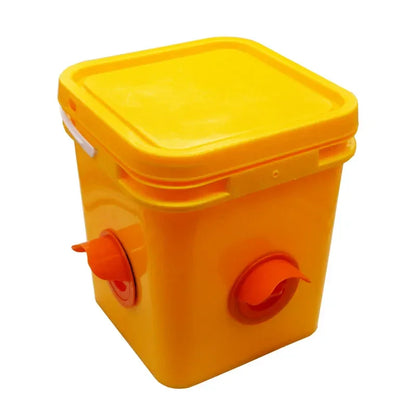 Balde alimentador amarelo com comedouros automáticos laranja na lateral