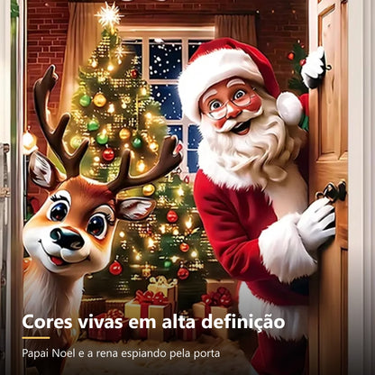 Detalhe da estampa da capa de porta: Papai Noel sorrindo e rena espiando com árvore de Natal iluminada