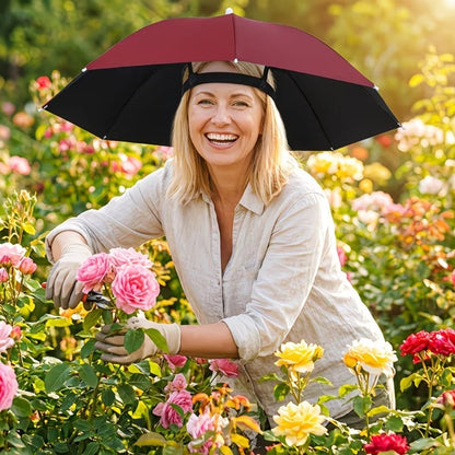 Mulher usando chapéu guarda-chuva de cabeça enquanto cuida do jardim