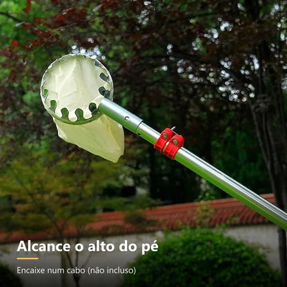 Colhedor de frutas encaixado em cabo longo para alcançar o alto da árvore