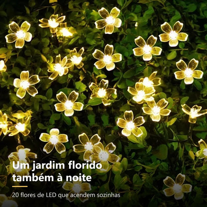 Flores de LED branco quente iluminando o jardim à noite