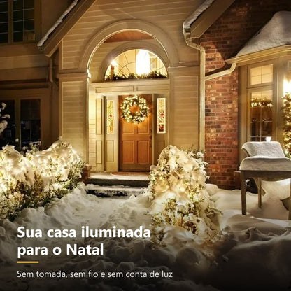 Fachada de casa decorada para o Natal com pisca-pisca solar