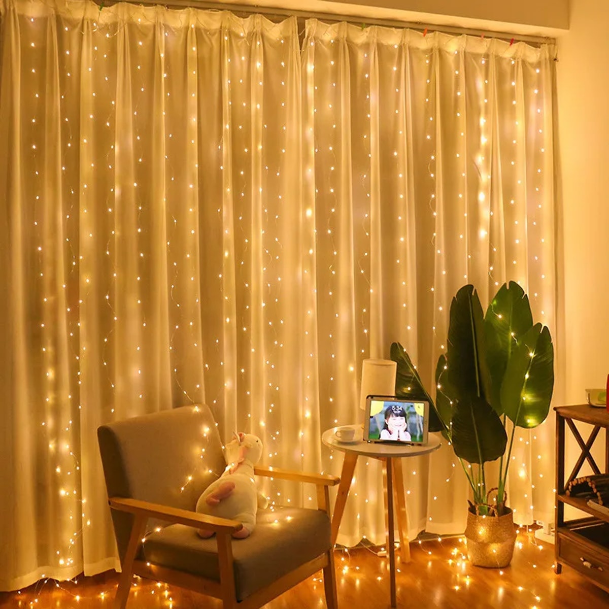 Cortina de luzes LED branco quente iluminando a sala