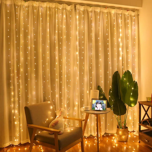 Cortina de luzes LED branco quente iluminando a sala
