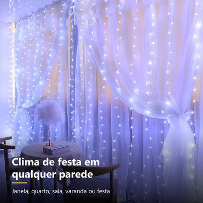 Cortina de LED branca na janela do quarto