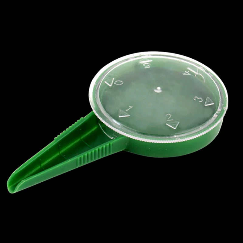 Dispensador de sementes manual aberto visto de cima em fundo preto