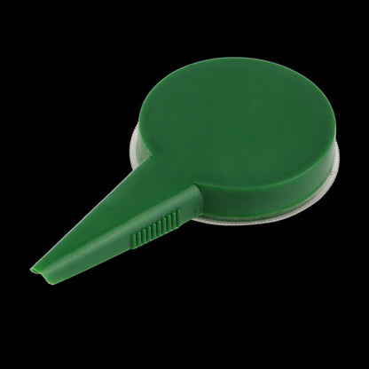Dispensador de sementes manual fechado visto de lado em fundo preto