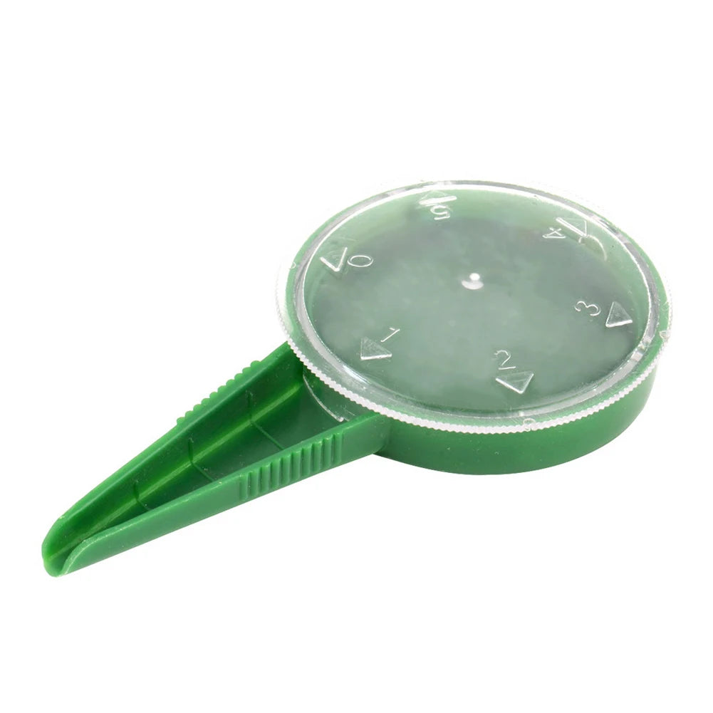 Dispensador de sementes manual verde aberto em fundo branco
