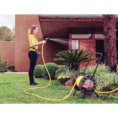 Mulher regando jardim com esguicho de 6 posições conectado à mangueira