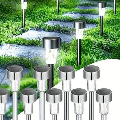 Luminárias solares de estaca em aço inox iluminando caminho do jardim