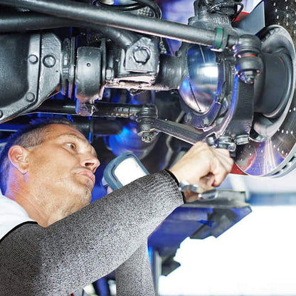 Mecânico usando manga de proteção anticorte em serviço automotivo
