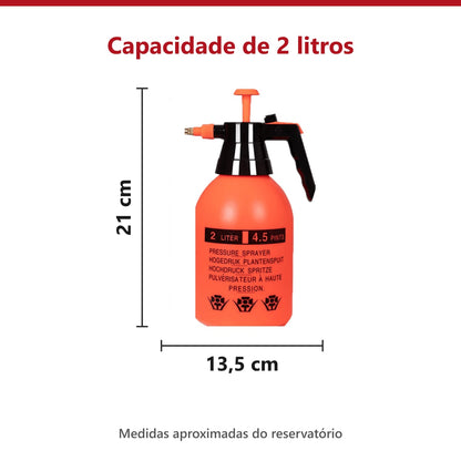 Medidas do pulverizador de 2 litros: 21 cm de altura e 13,5 cm de largura