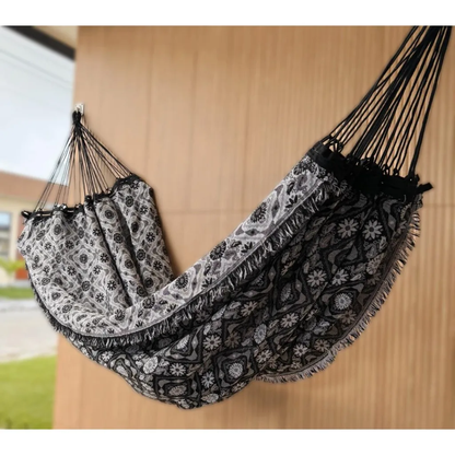 Rede de dormir indiana casal estampada preto e branco na varanda