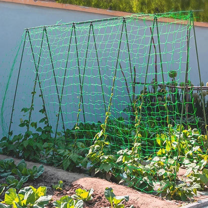 Estrutura em A com rede de treliça instalada em jardim com trepadeiras