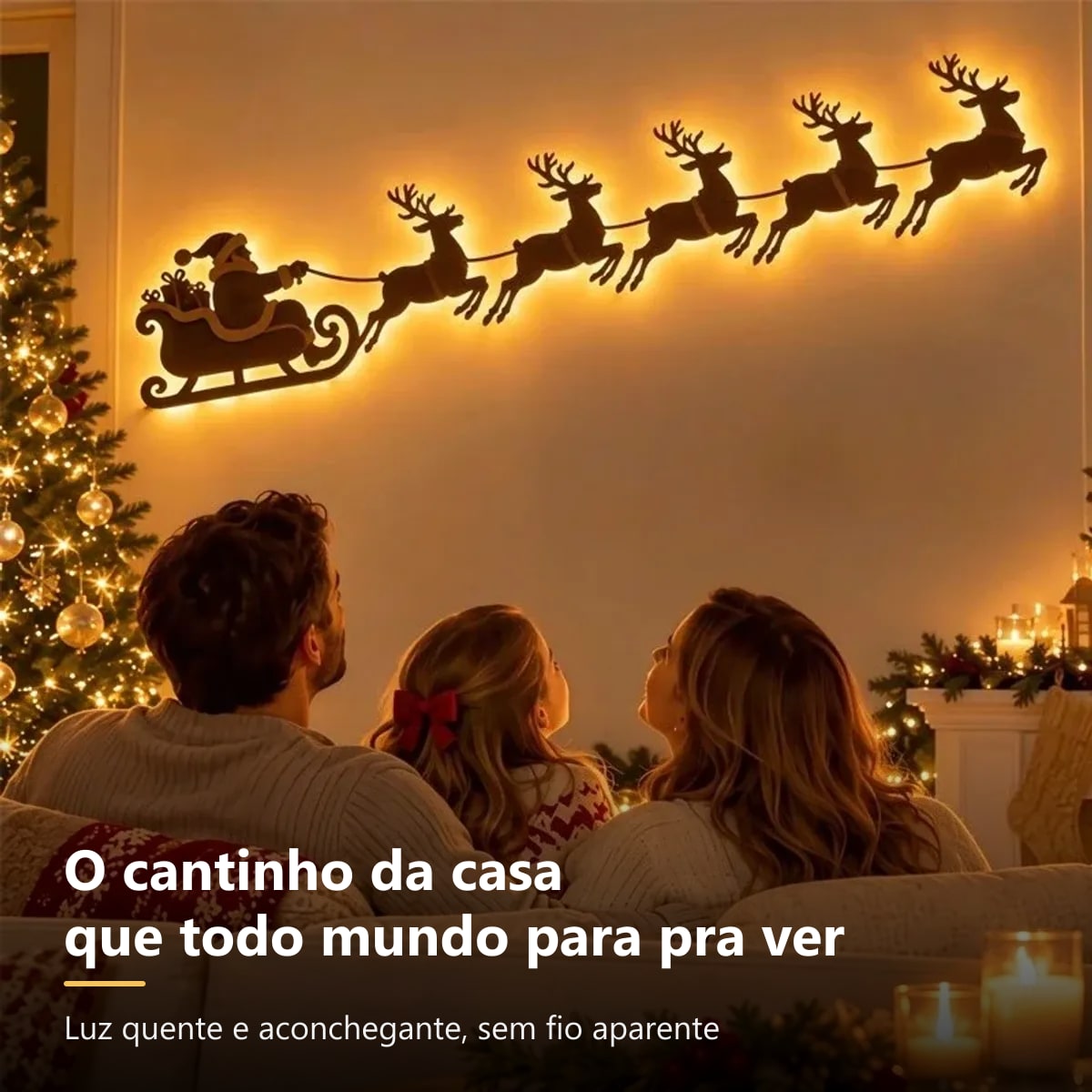 Família no sofá olhando o trenó e as renas de Natal iluminados com LED na parede da sala