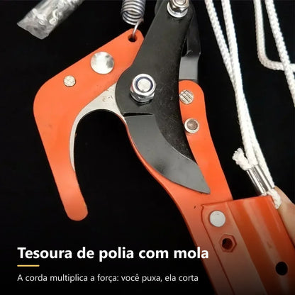 Detalhe da tesoura de polia com mola do podador de galhos